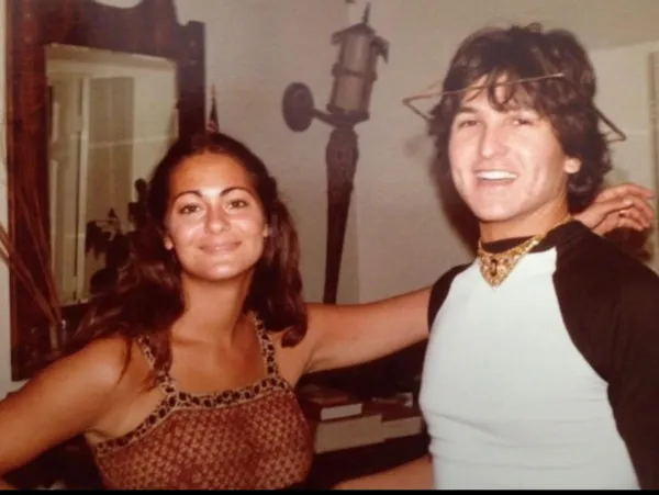 Maya and Walter planning their first exhibition at the iconic bus stop meeting